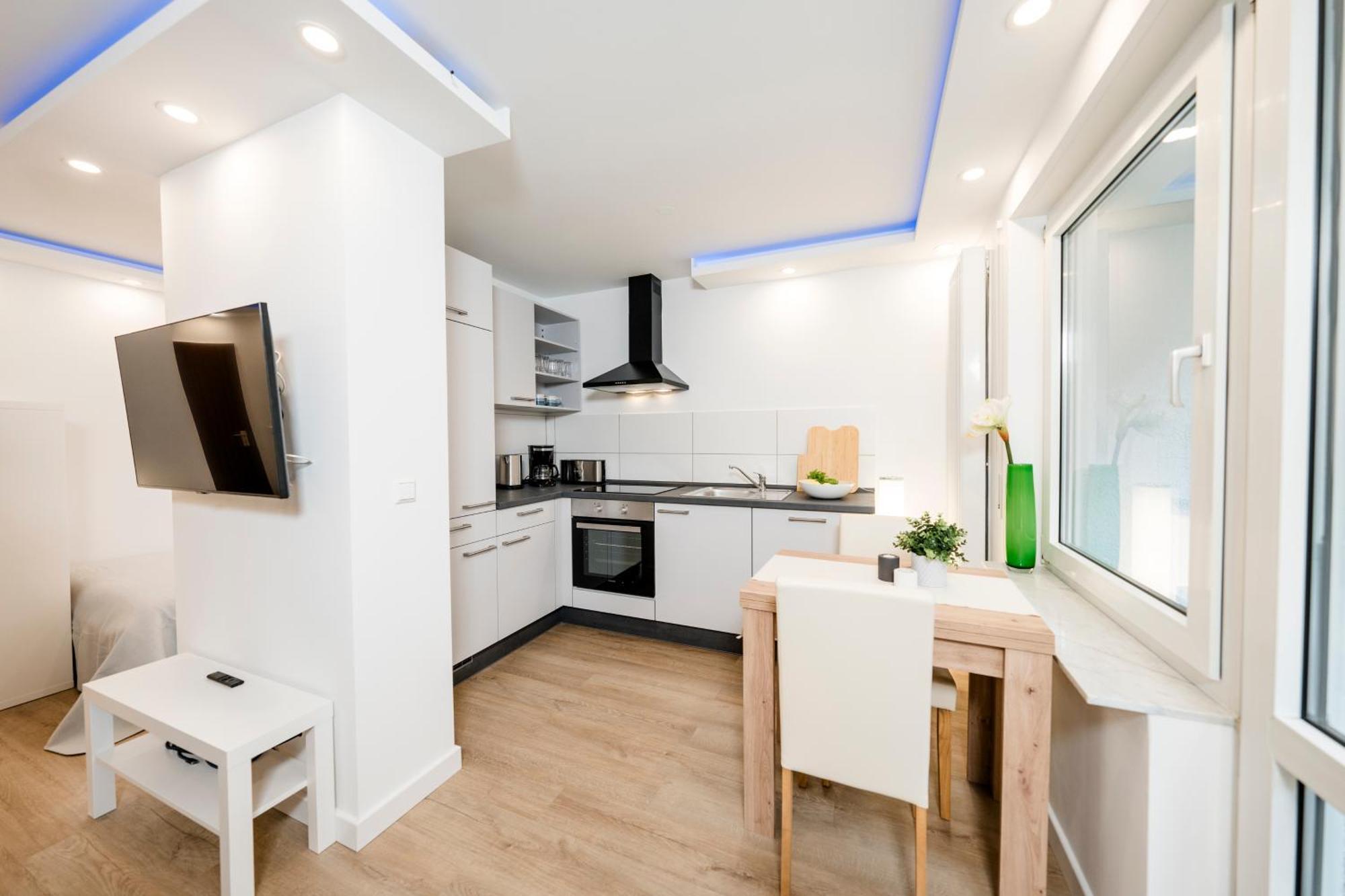 Bellabene Modernes Studio Apartment In Zentraler Lage Mit Terrasse, Parkplatz, Smarttv Пфорцхайм Екстериор снимка