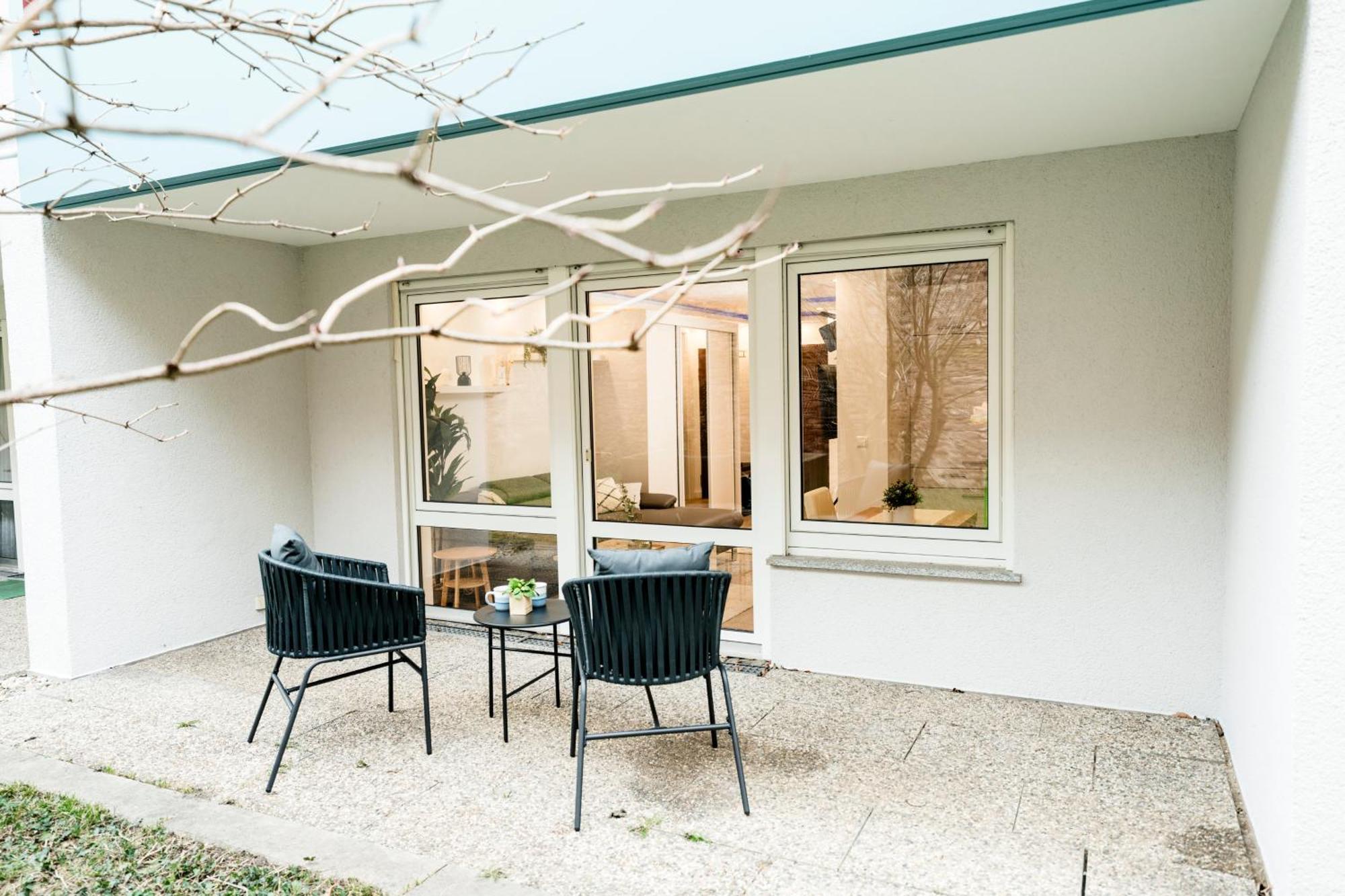 Bellabene Modernes Studio Apartment In Zentraler Lage Mit Terrasse, Parkplatz, Smarttv Пфорцхайм Екстериор снимка